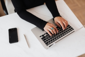 Hands-typing-laptop